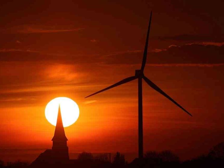 Eolico e solare al posto del gas. Una svolta energetica per la pace