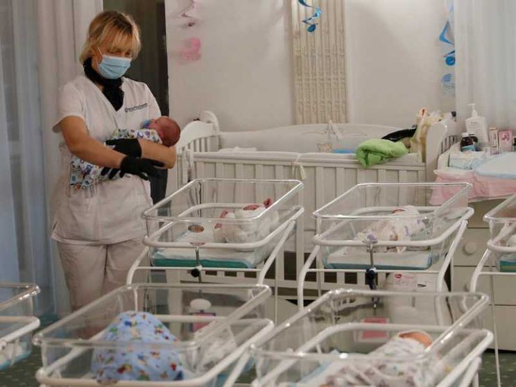 «La maternità surrogata sia reato penale. Anche all’estero»