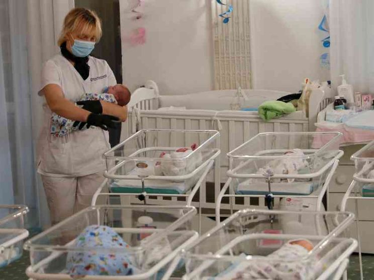 «La maternità surrogata sia reato penale. Anche all’estero»