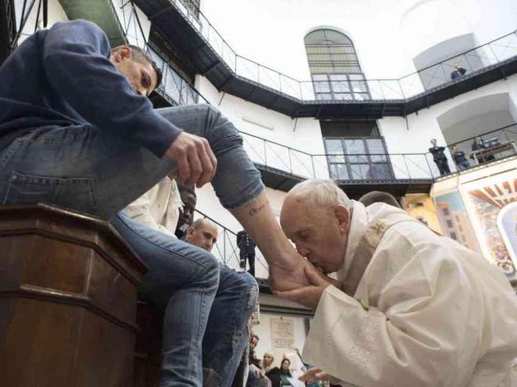 Papa Francesco nel carcere di Civitavecchia per la Messa in Coena Domini