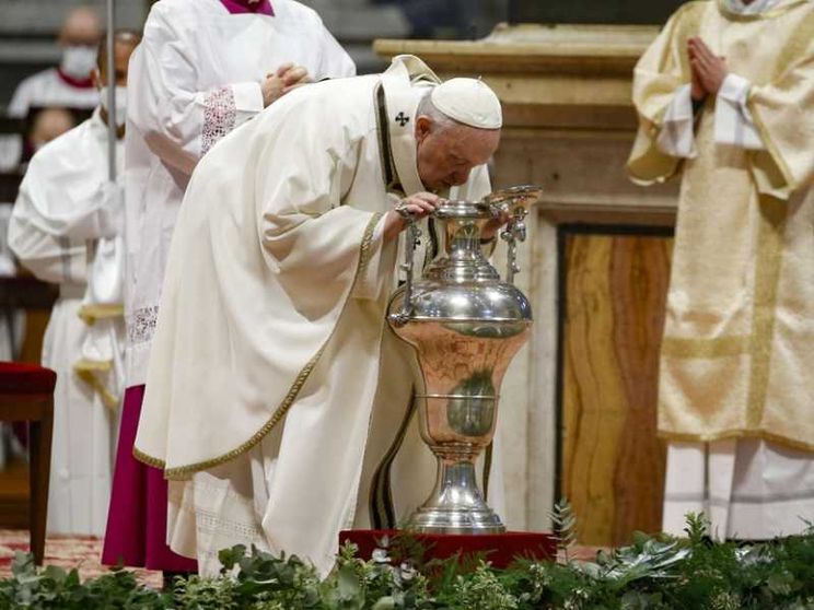 Messa del Crisma, il Papa: un prete mondano è un pagano clericalizzato