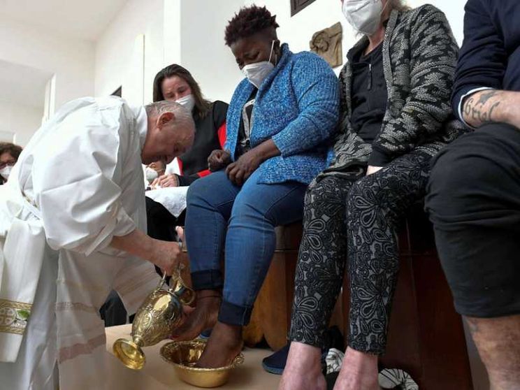 Il Papa lava i piedi a 12 detenuti: «Dio perdona tutto e sempre»