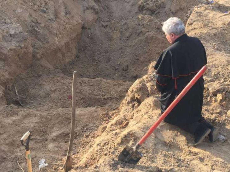 La Via Crucis di Krajewski davanti alle fosse comuni di Borodjanka
