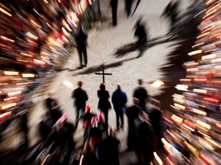 La Via Crucis delle famiglie. Al centro la gioia dell'amore