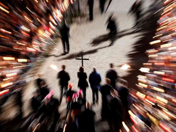 La Via Crucis delle famiglie. Al centro la gioia dell'amore