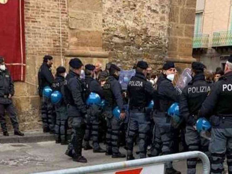 Minacce al vescovo: la processione si fa come diciamo noi o non si fa