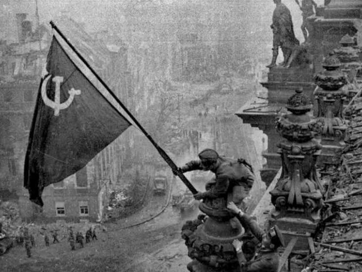 Immagini di guerra, ambigue bandiere della vittoria