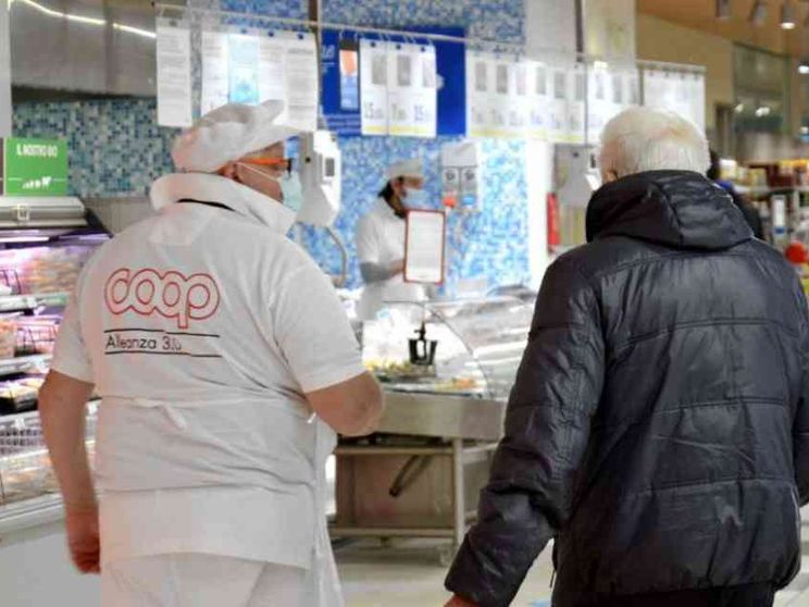 Anziani con demenza al supermercato senza paure