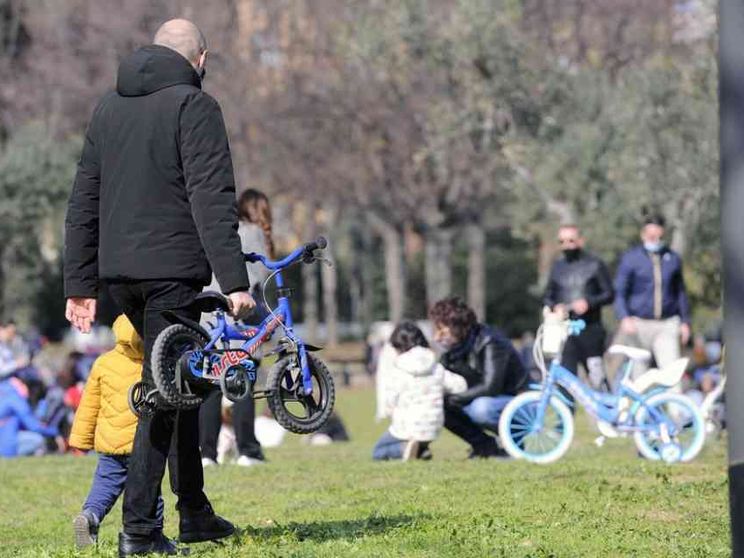 Attenti agli «adultescenti»: seminano cultura di morte. E chiudono ai giovani
