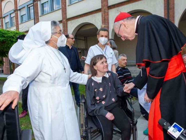 Parolin tra i profughi ucraini disabili al Cottolengo: «Pregate per la pace»