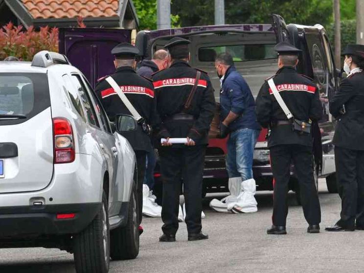 Uccide moglie e figlia sedicenne a martellate, grave l'altro figlio