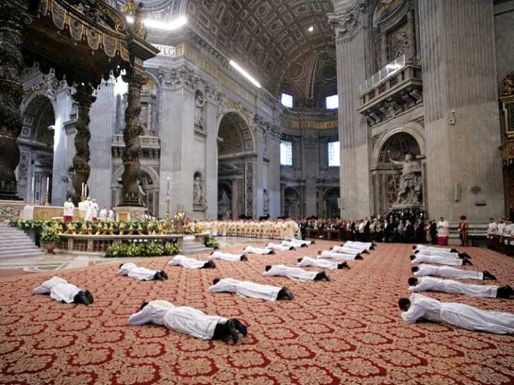 Il Papa: no a preti protagonisti e laici esecutori
