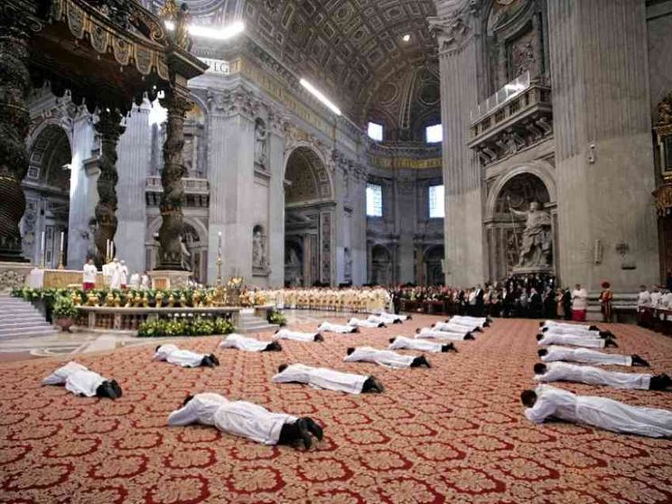 Il Papa: no a preti protagonisti e laici esecutori