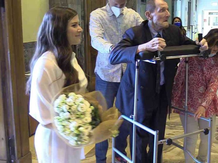 Papà con la Sla accompagna la figlia all'altare