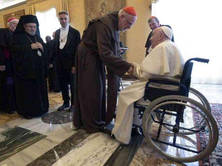 Il Papa sulla sedia a rotelle: così la fragilità si fa annuncio