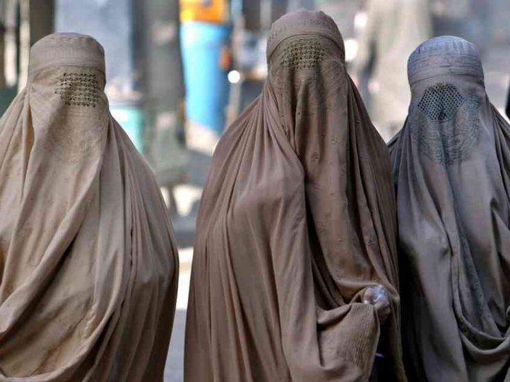 Taleban impongono il burqa in pubblico alle donne