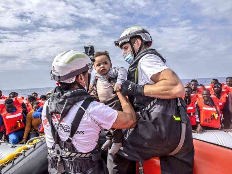 La piccola naufraga finalmente al sicuro: oltre 300 migranti salvati in mare