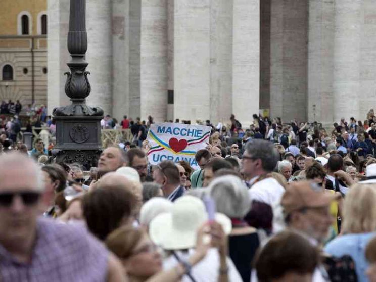 Il Papa: si preghi il Rosario per la pace e contro la pazzia della guerra