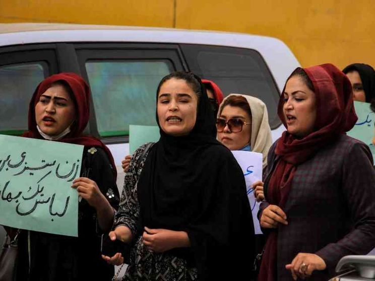 Donne protestano contro l'obbligo del burqa / Foto