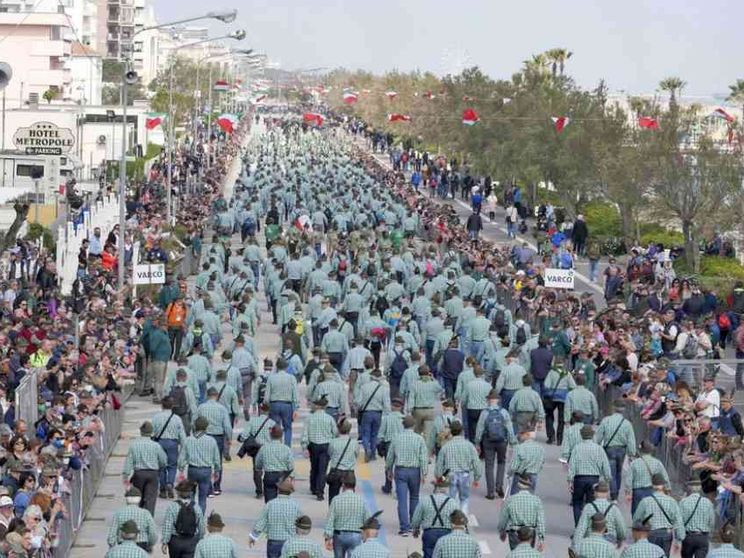 Il raduno degli alpini e le donne molestate: perché non è solo "maleducazione"