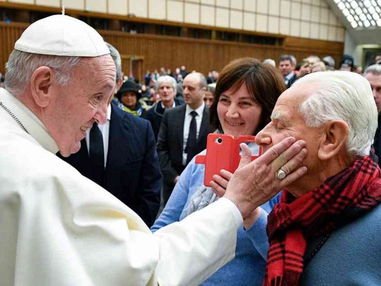 Il Papa: dai nonni la rivoluzione della tenerezza