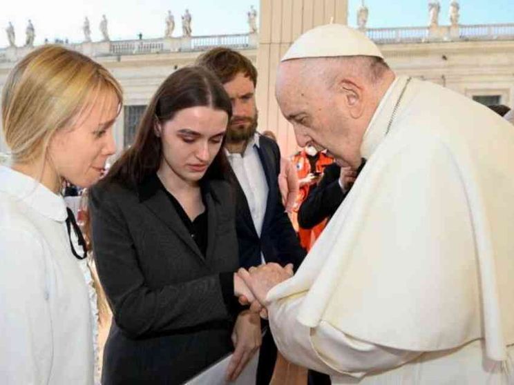 Francesco incontra le mogli di due ufficiali del Battaglione Azov