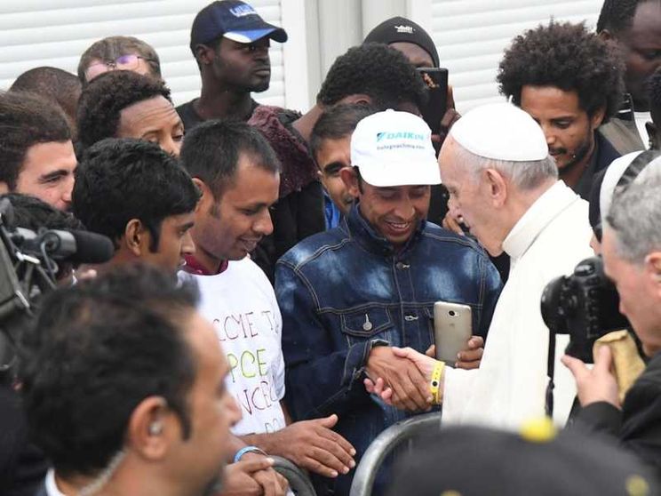 Papa Francesco: "Costruiamo futuro di pace con i migranti"