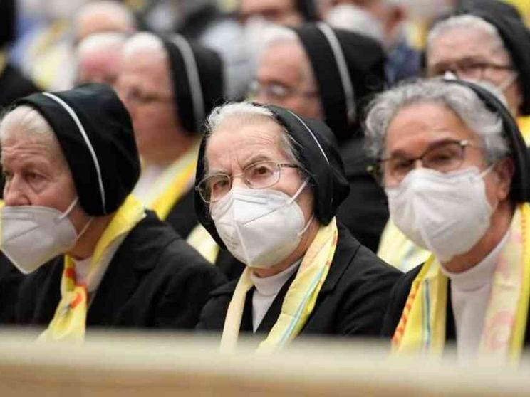 Il Papa alle suore: vivete il servizio senza rassegnazione