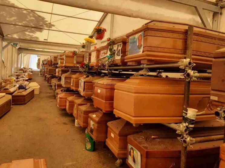 Bare accatastate e tombe divelte. Non c'è pace neppure al cimitero