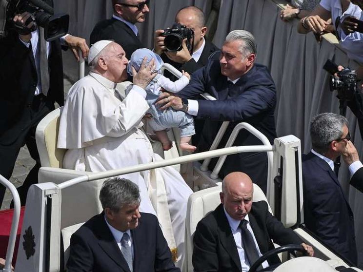 Francesco: I nuovi Santi ispirino vie di dialogo, nel mondo troppe guerre