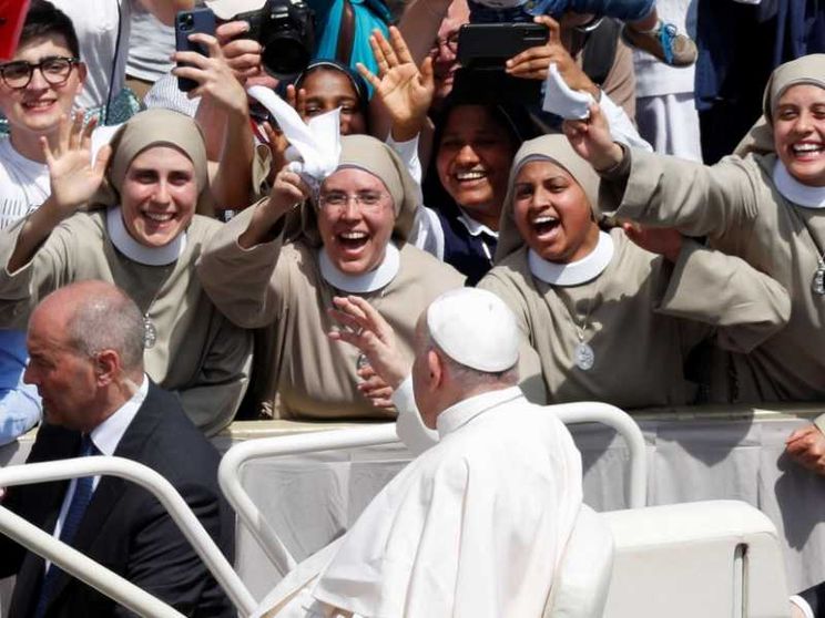 Il Papa: santità non è eroismo personale ma amare e servire gli altri