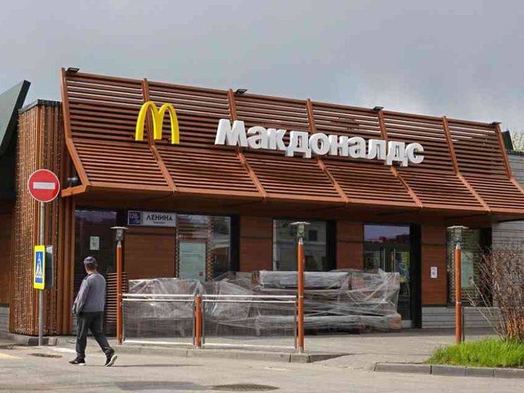 Addio alla Russia, McDonald's diventa Zio Vanja. E lascia anche Renault