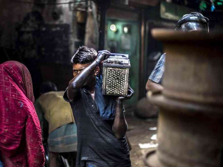 Il Papa: troppe piccole mani private della dignità