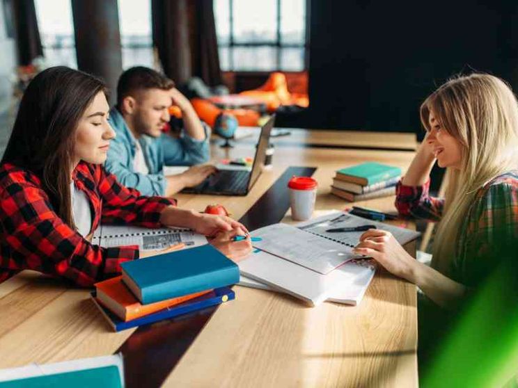 Spiegare la democrazia ai giovani per fermare le derive autoritarie