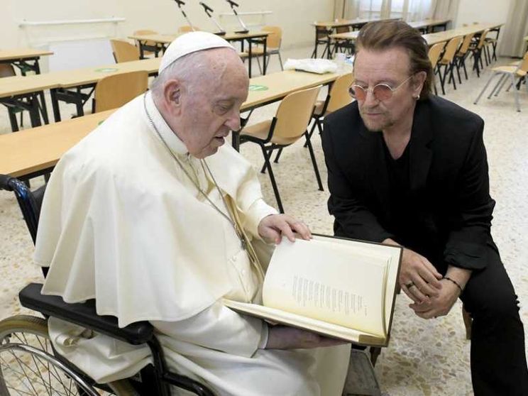 "Duetto" tra papa Francesco e Bono Vox (U2) sul "superpotere" delle ragazze