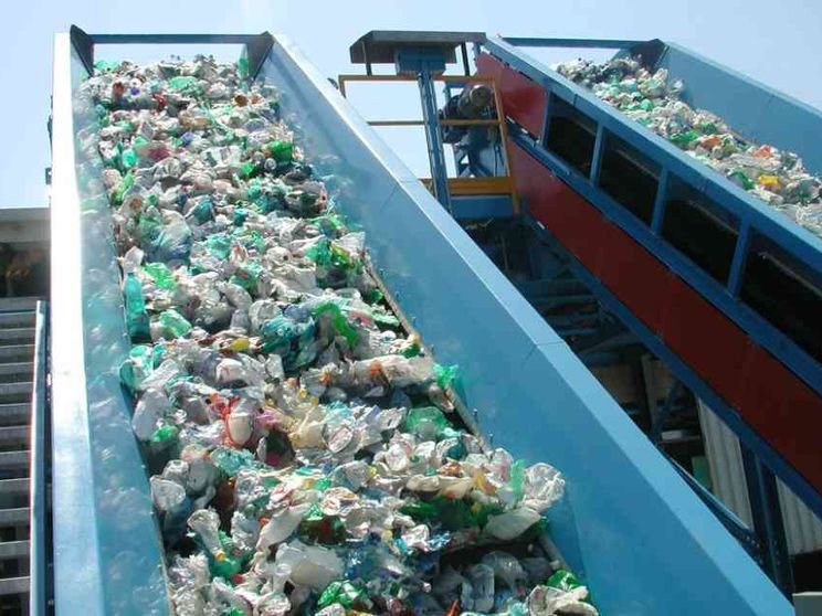 Tanto usa e getta, scarso riciclo: un Trattato contro l'emergenza plasti