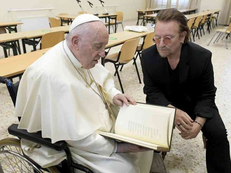 "Duetto" tra papa Francesco e Bono Vox (U2) sul "superpotere" delle ragazze