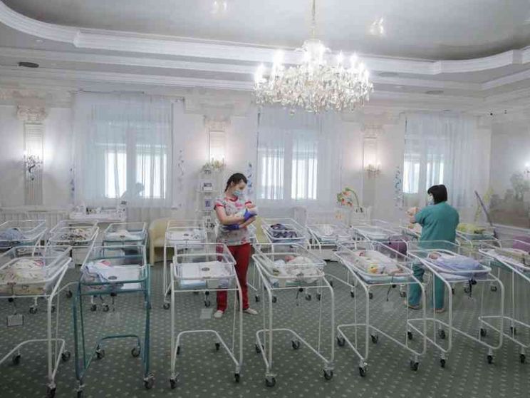 Kiev, anche sotto le bombe di Putin la «fabbrica dei bambini» fa affari