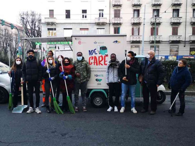 La solidarietà viaggia in apecar. Anzi, in "ApeCare"