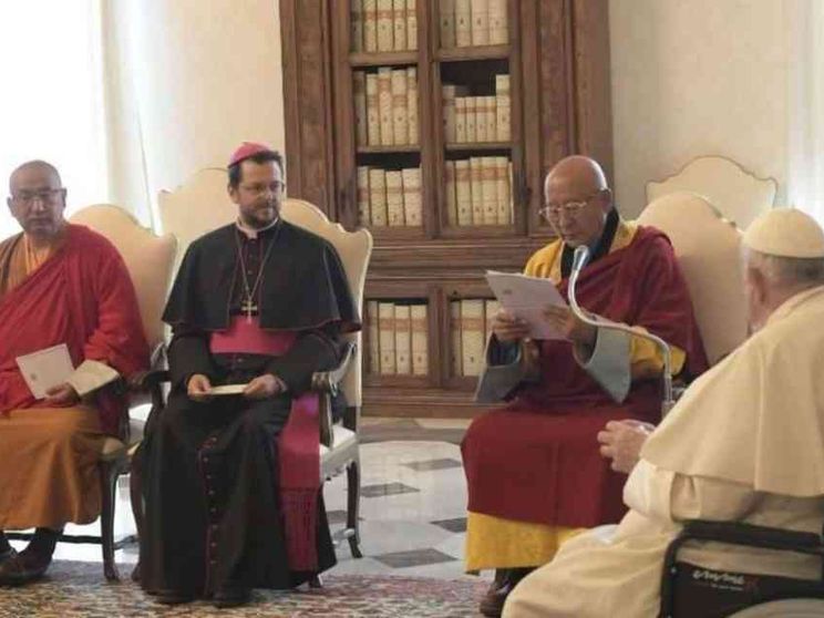Il Papa: portiamo l'umanità alla pace attraverso il dialogo