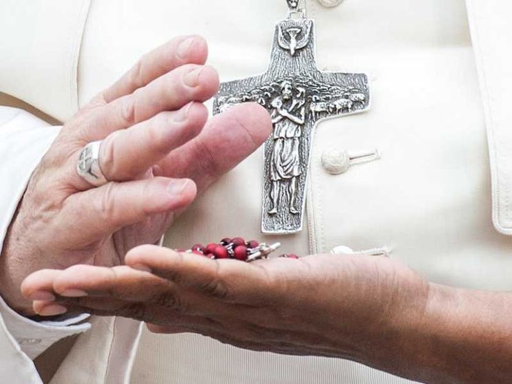 Il Papa guida il Rosario per la pace: la preghiera per la fine del conflitto