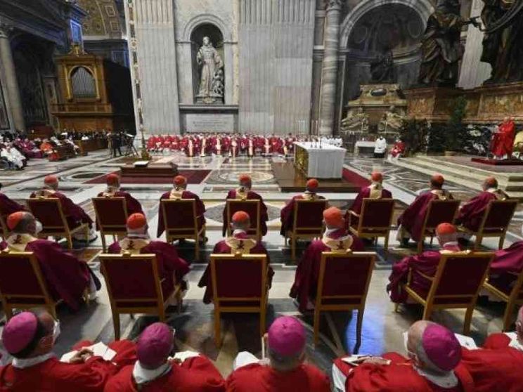 Il cardinale Re celebra i funerali: «Cristo e la Chiesa gli amori di Sodano»