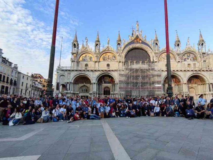 Da adulti al fianco dei giovani oltre la paura dell'imprevedibile