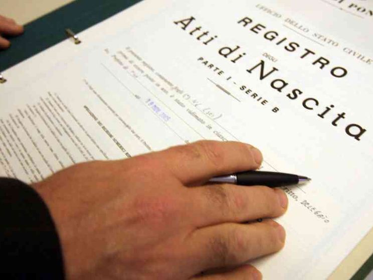 Doppio cognome ai figli, da oggi c'è anche quello della madre