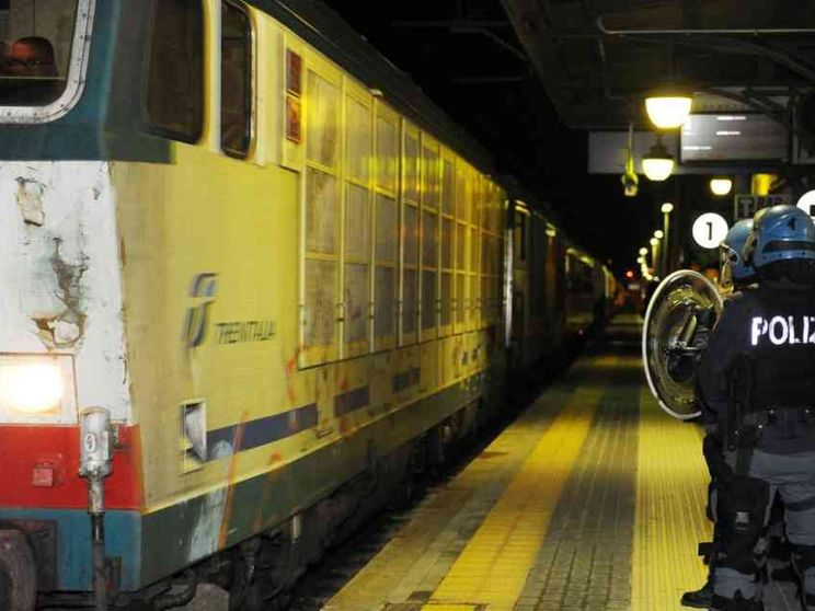 Molestie alle 16enni sul treno, 30 giovani sospettati