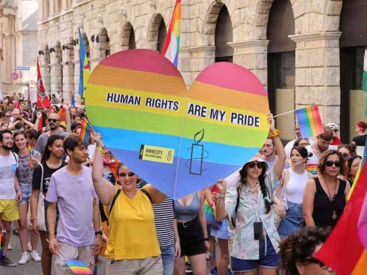 La Madonna blasfema al Pride, il dolore del vescovo. Scattano le indagini