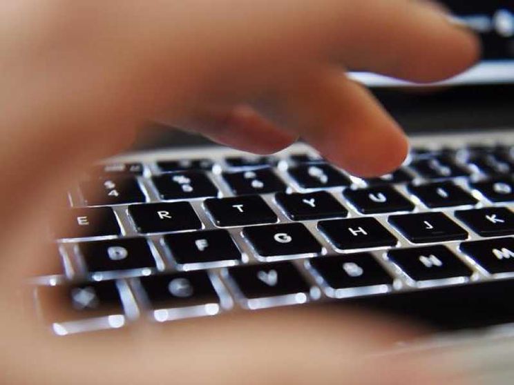 Abitudini post-Covid: lavoro da casa, ma troppe ore in Rete