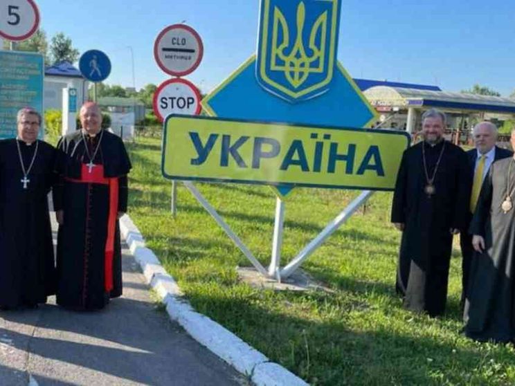 Francesco accanto ai profughi col rifugio che porta il suo nome