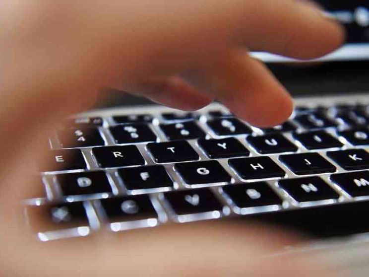 Abitudini post-Covid: lavoro da casa, ma troppe ore in Rete