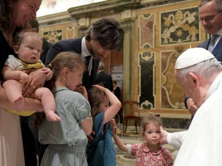 Il Papa: fare rete contro le piaghe di pornografia e utero in affitto
